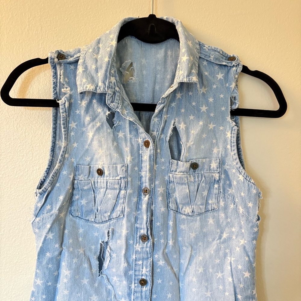 lei | Distressed Sleeveless Button Down with Stars | Size Small - Picture 5 of 7